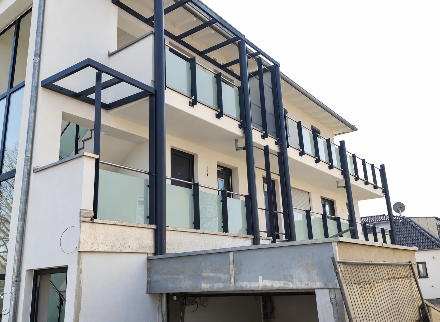Moderne Balkonanlage mit Glaselementen
