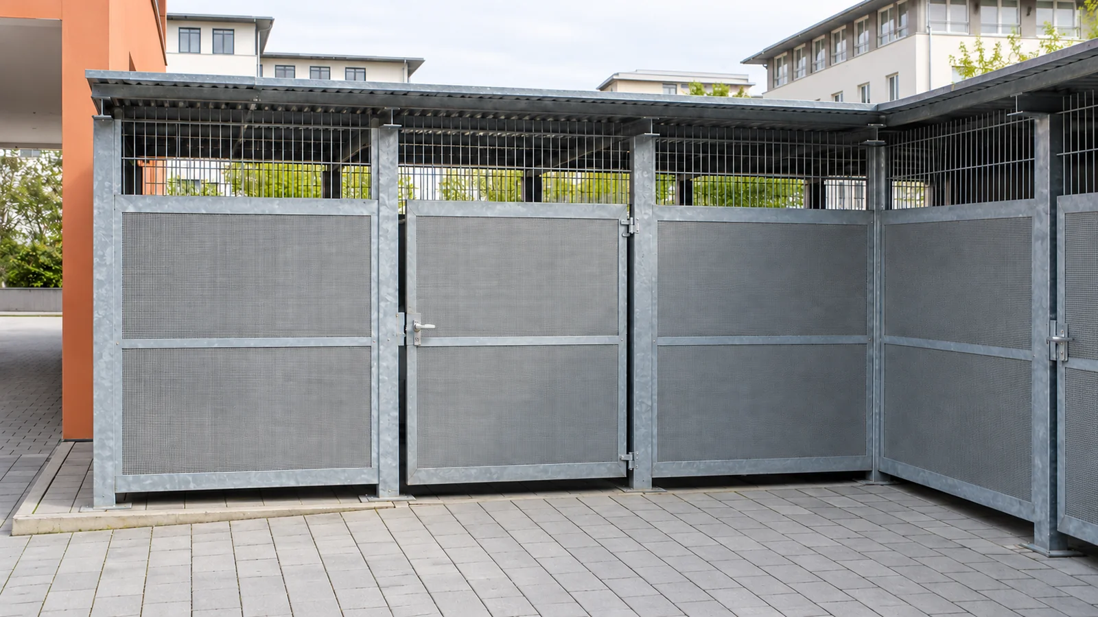 Verzinkte Stahlkonstruktion mit Toren und Ueberdachung