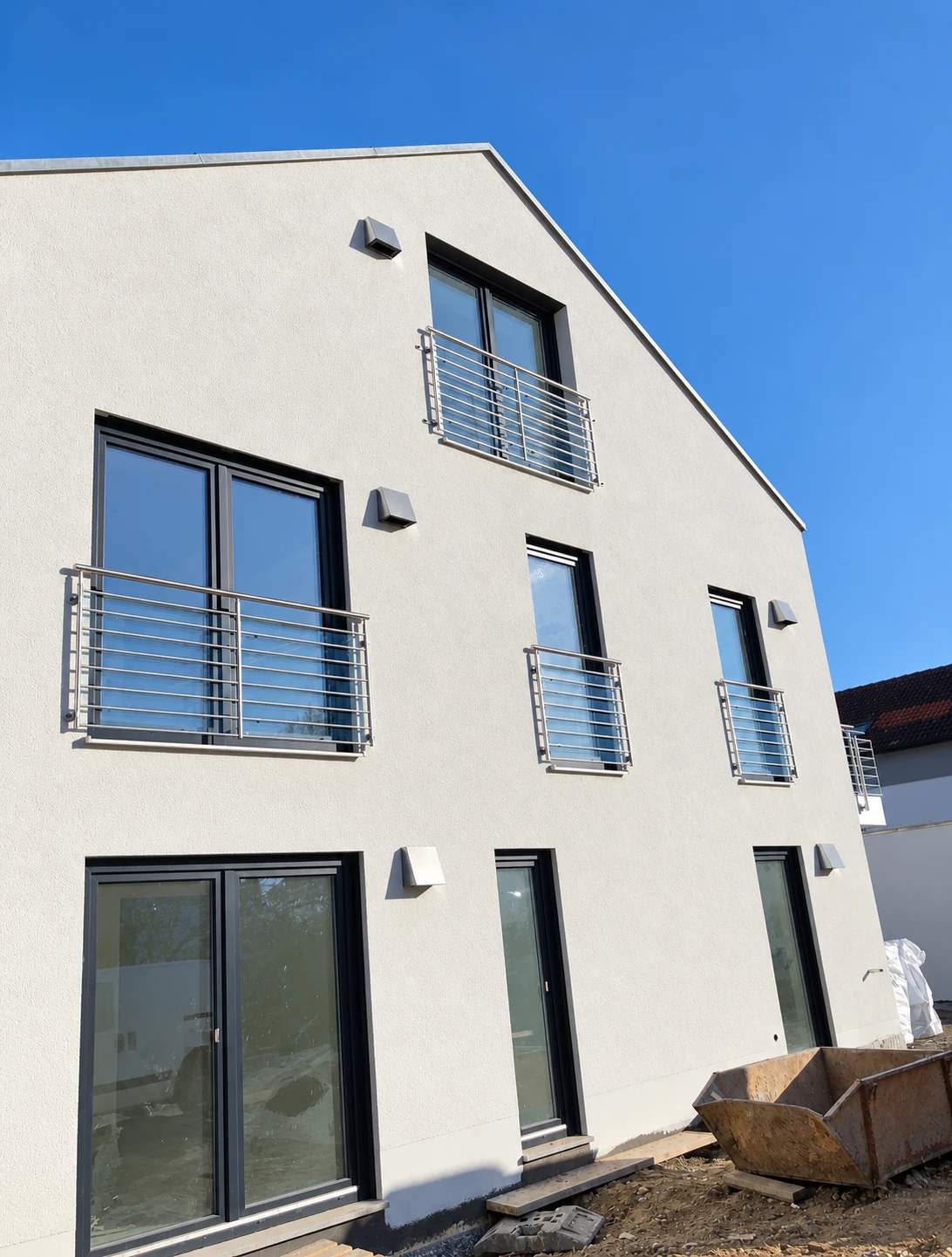 Moderne Hausfassade mit französischen Edelstahlgeländern