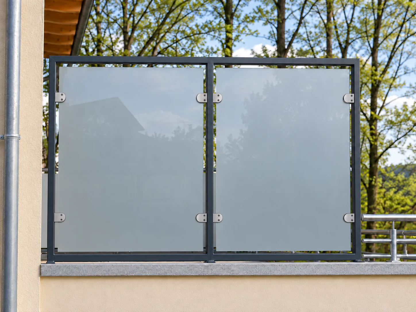 Metallrahmen mit satiniertem Glas als Gelaender